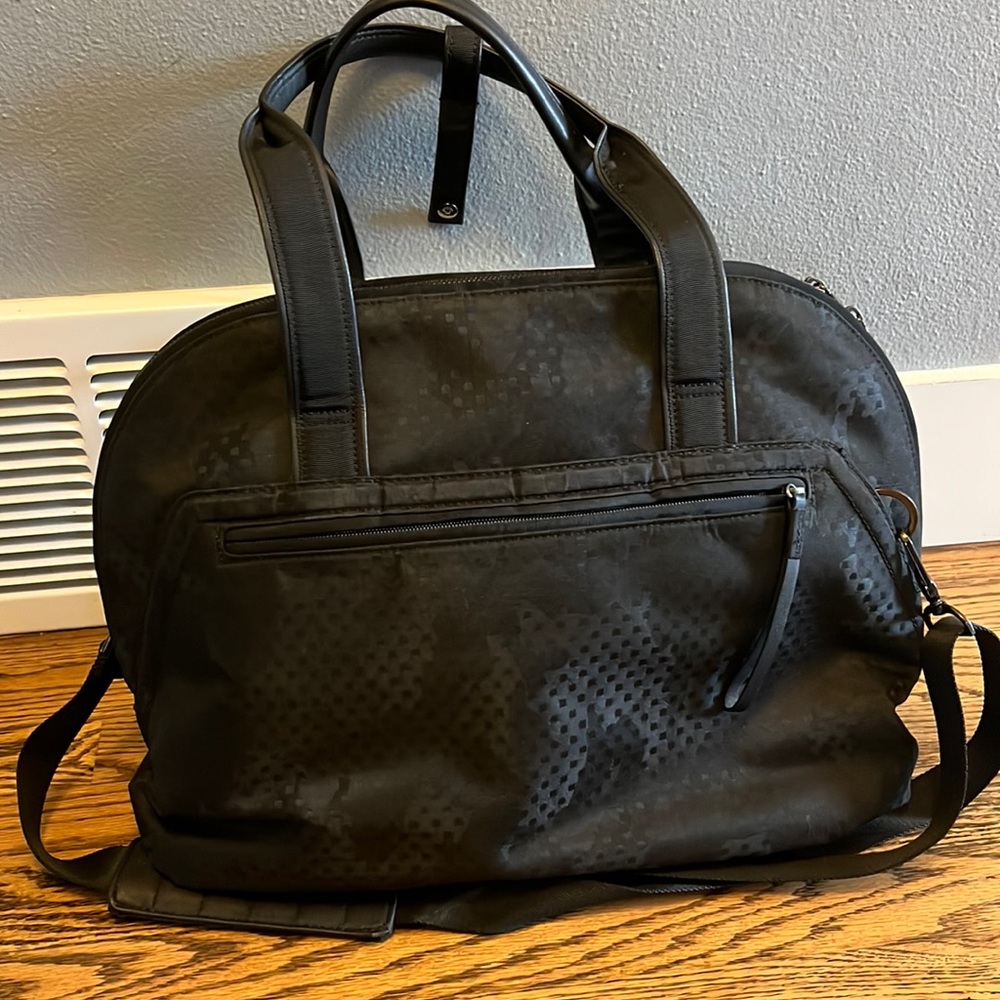 Lululemon tote that can also carry yoga mat.